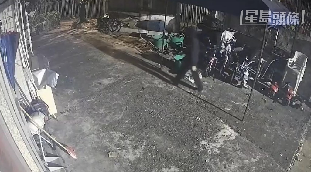 賊人走向停泊單車的地方。閉路電視片段截圖
