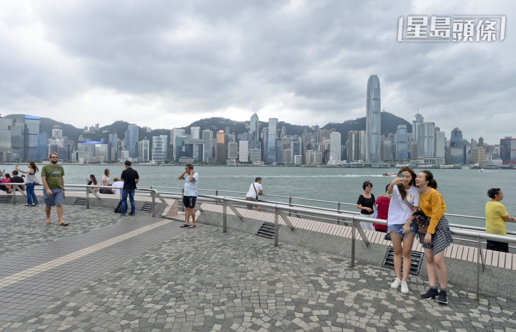 天文台預料海有大浪及湧浪，呼籲市民請遠離岸邊及停止所有水上活動。