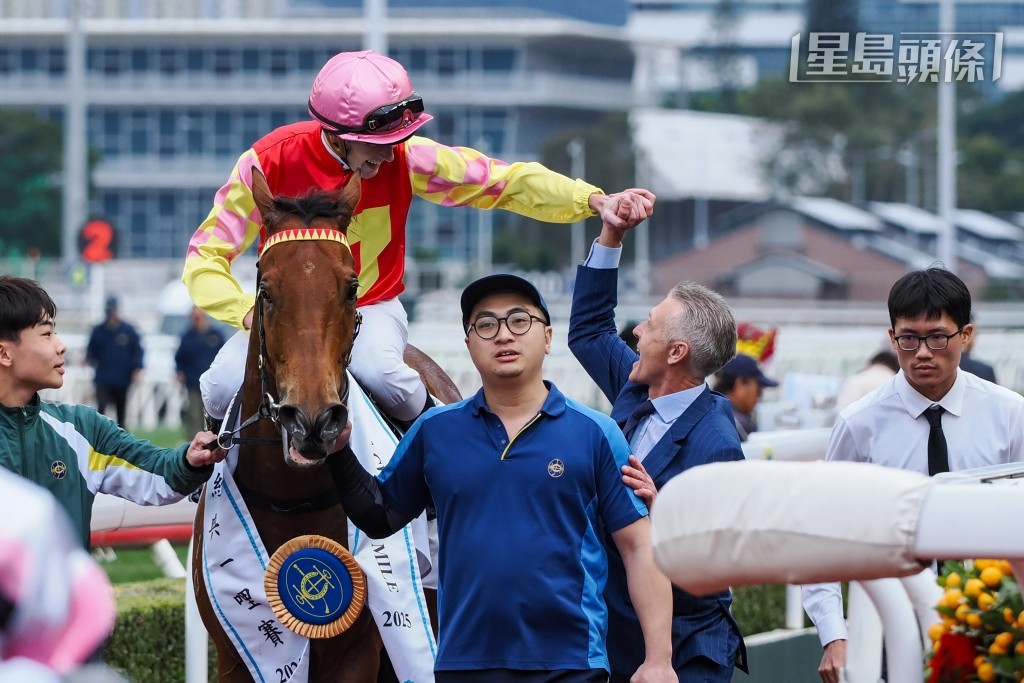 廖康銘與霍宏聲慶祝旗下佳駟「祝願」的勝利，為馬兒的表現感到自豪。