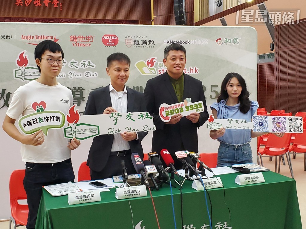 學友社學生輔導顧問吳寶城(左二)相信,今年爭入大學的競爭會更激烈。歐文瀚攝 學友社學生輔導顧問吳寶城(左二)相信,今年爭入大學的競爭會更激烈。歐文瀚攝