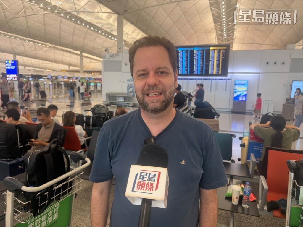 來港公幹並準備飛返巴西家鄉的旅客Flavio感到十分好彩,他的航班在三十分鐘後便會起飛,且目前已經完成登機手續,行程未受到影響。 來港公幹並準備飛返巴西家鄉的旅客Flavio感到十分好彩,他的航班在三十分鐘後便會起飛,且目前已經完成登機手續,行程未受到影響。