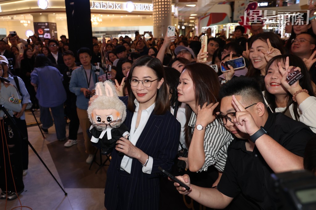 阿佘收到公仔禮物。