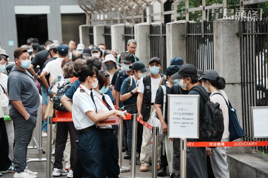 關注事故的宏福苑居民昨到庭旁聽。資料圖片 關注事故的宏福苑居民昨到庭旁聽。資料圖片