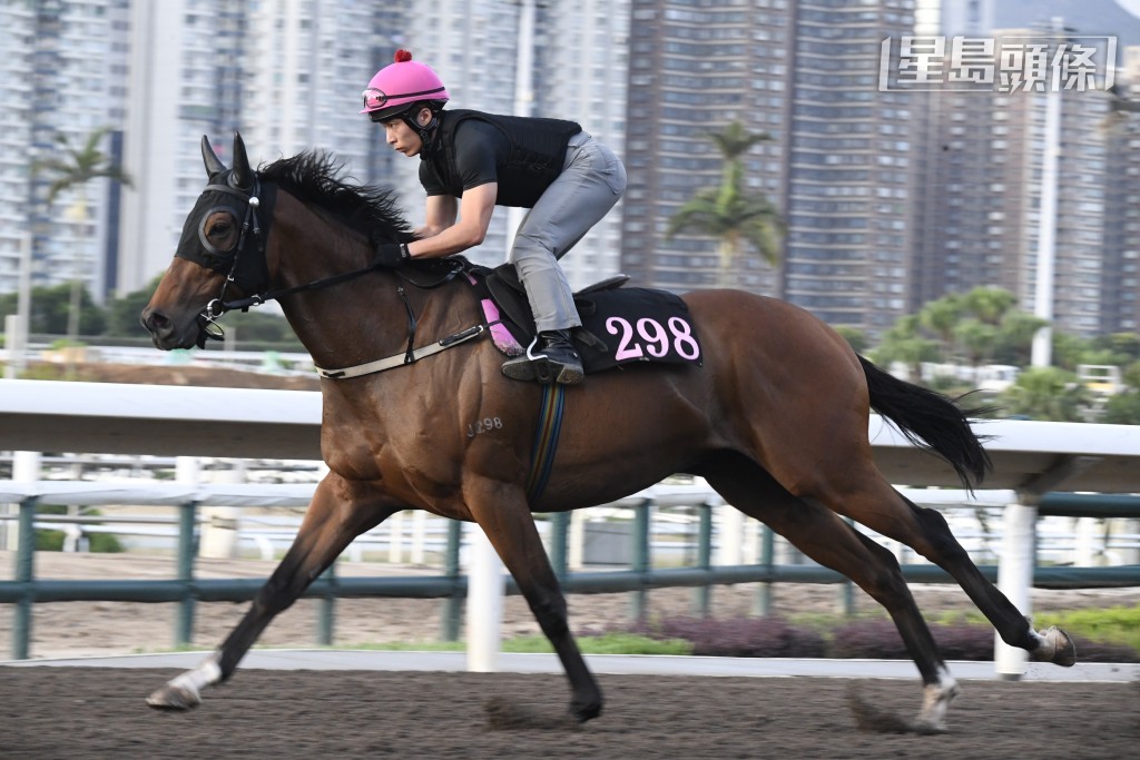 呂健威兒子Vincent今朝為餐士馬「智勇名駒」(圖) 主持試跑，當時威哥昅到實之餘，並且打表計時。