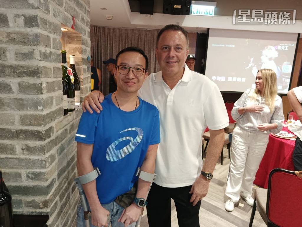 昨晚骑马人Tony (左) 获邀出席「顺善宝」和「有情有义」的方嘉柏马房答谢宴会。 昨晚骑马人Tony (左) 获邀出席「顺善宝」和「有情有义」的方嘉柏马房答谢宴会。