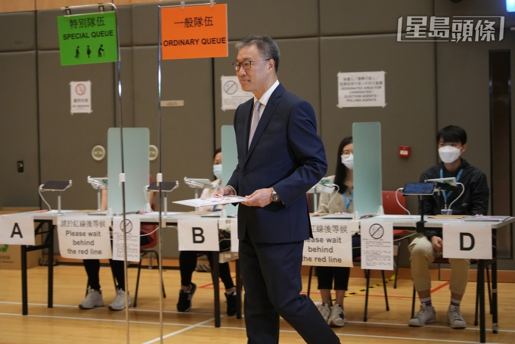 陆启康模拟当日投票情况。吴艳玲摄