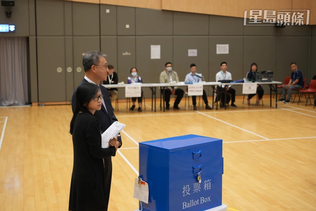 陆启康模拟当日投票情况。吴艳玲摄