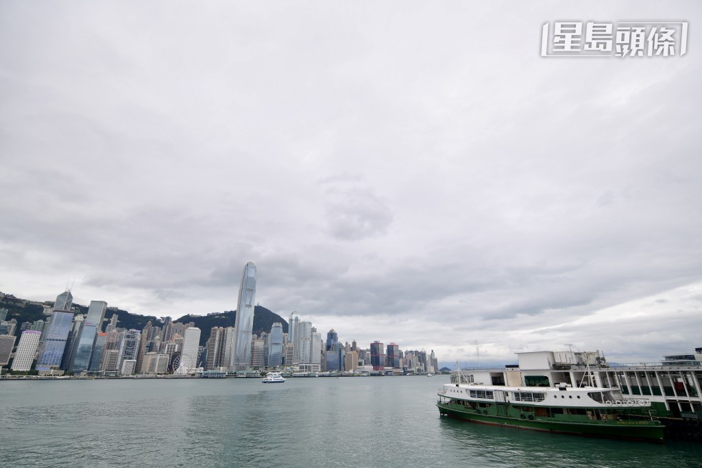 颱風銀杏襲港，天文台預料海有大浪及湧浪，呼籲市民請遠離岸邊及停止所有水上活動。