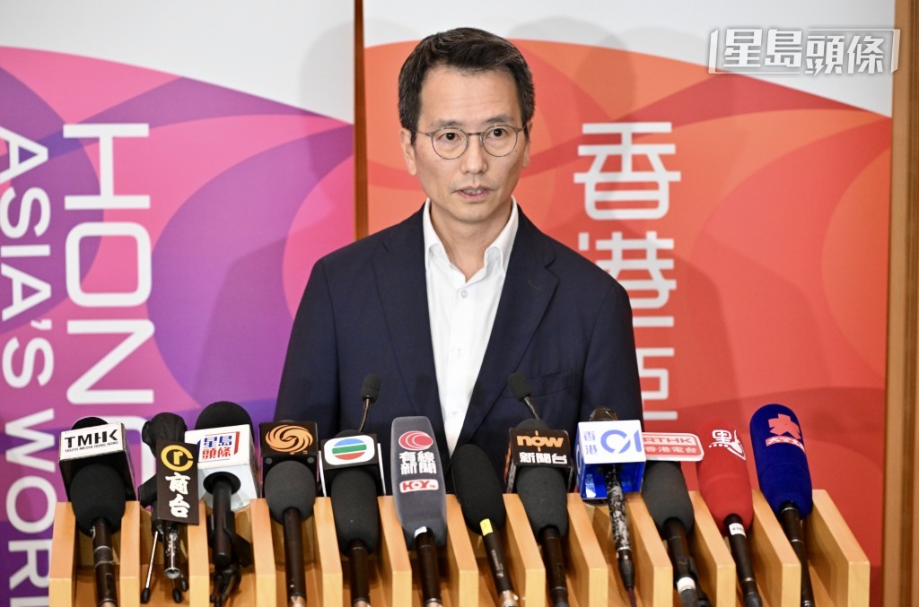 屋宇署署長何鎮雄。 屋宇署署長何鎮雄。