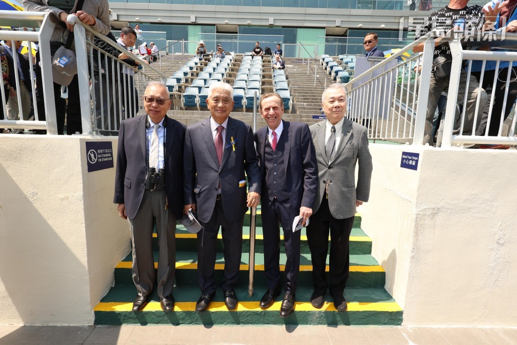 本報記者曾經訪問蔡約翰 (右二)，練者曾以Sportman(運動員)來形容榮智健 (左二)，力讚對方具有體育精神，多年來致力推動賽馬運動，值得表揚。