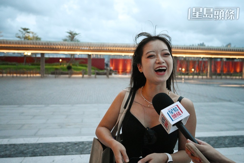 來自湖南長沙的曾小姐一家7口，趁着假期來港兩日遊。她表示參觀故宮時感到非常震撼，認為展覽布置精緻。