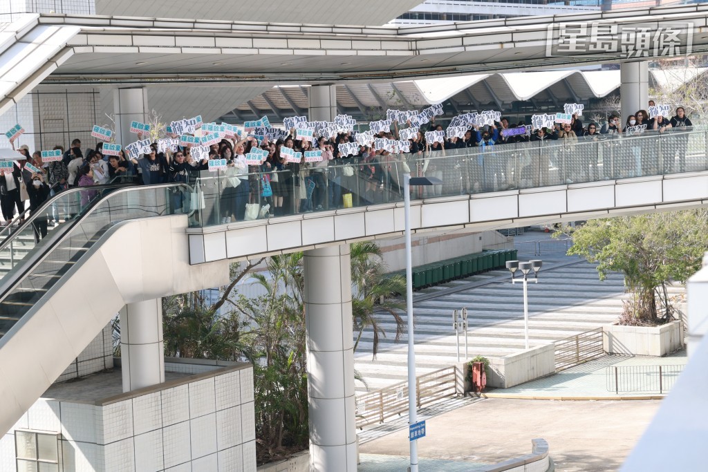 譚輝智有唔少鐵粉到場。