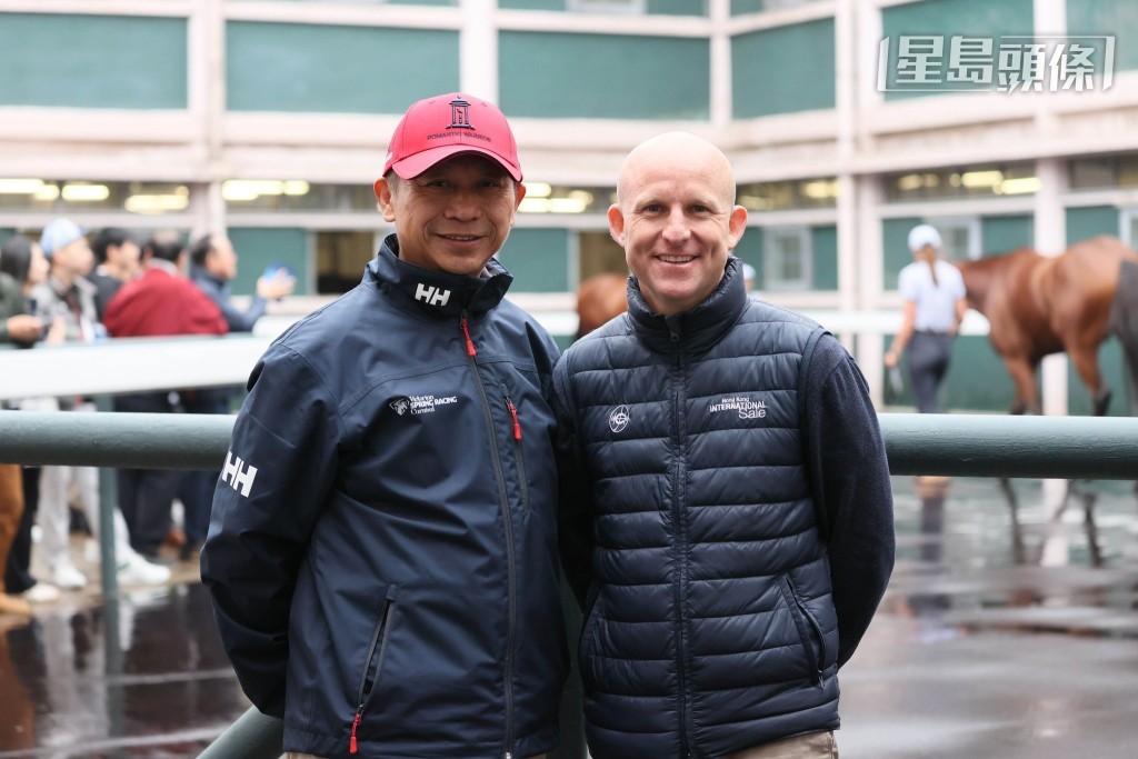 馬會國際馬匹拍賣經理羅子達(右)表示,所有拍賣馬的健康情況一直會備受注視,並會作詳細檢查,確保在拍賣會出售時,健康完全正常。 馬會國際馬匹拍賣經理羅子達(右)表示,所有拍賣馬的健康情況一直會備受注視,並會作詳細檢查,確保在拍賣會出售時,健康完全正常。