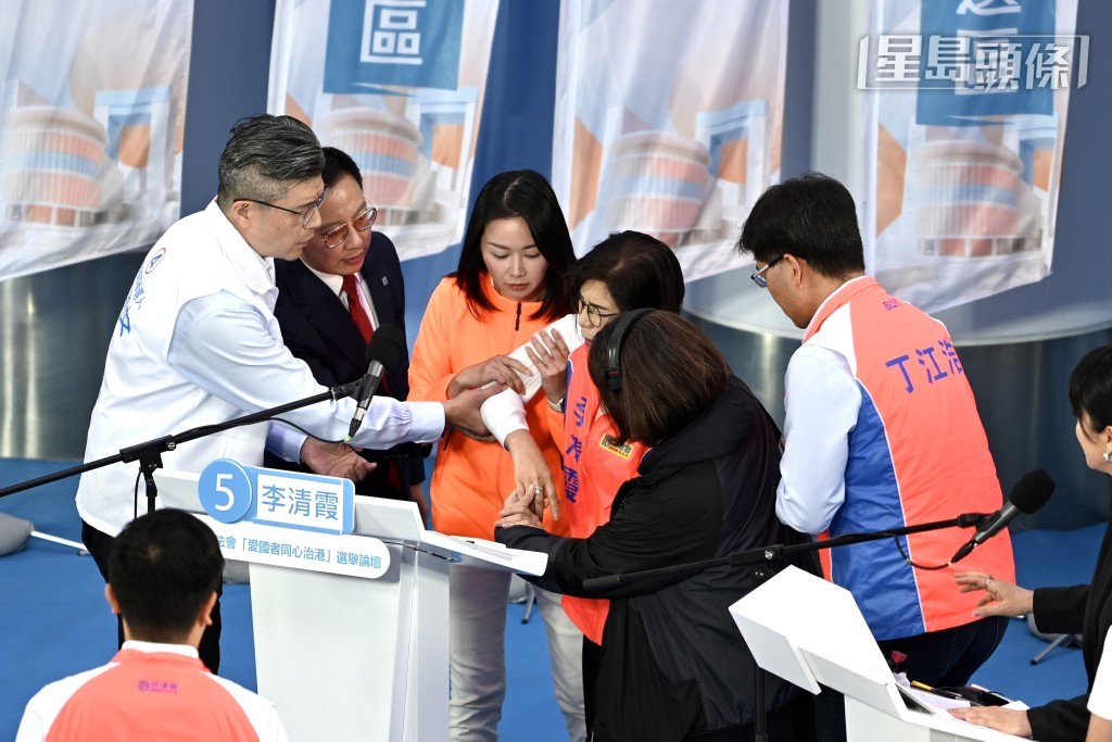 李清霞介紹政綱時,發言約2分鐘後突然感到不適。 李清霞介紹政綱時,發言約2分鐘後突然感到不適。