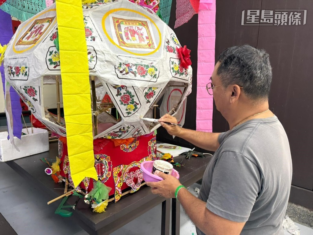 冒卓祺每年為錦田水頭村製作元宵節點燈用的花燈,主要材料有竹條、紗紙及彩紙。 冒卓祺每年為錦田水頭村製作元宵節點燈用的花燈,主要材料有竹條、紗紙及彩紙。