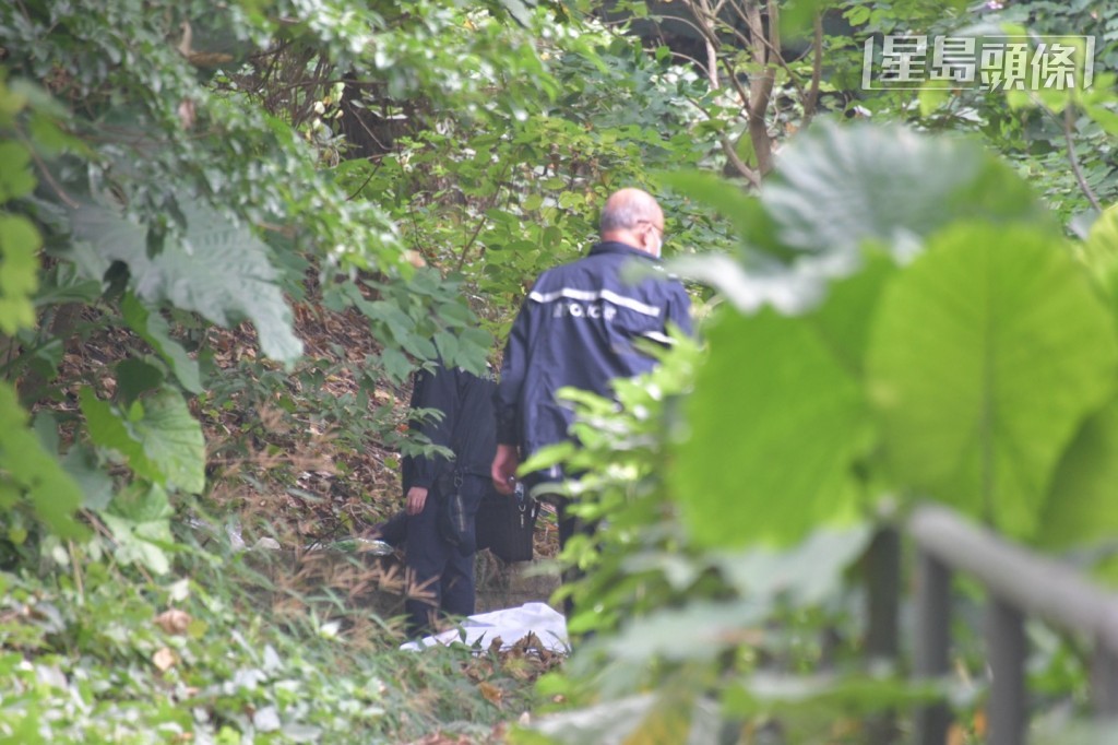 警員用白布遮蓋遺體。楊偉亨攝 警員用白布遮蓋遺體。楊偉亨攝