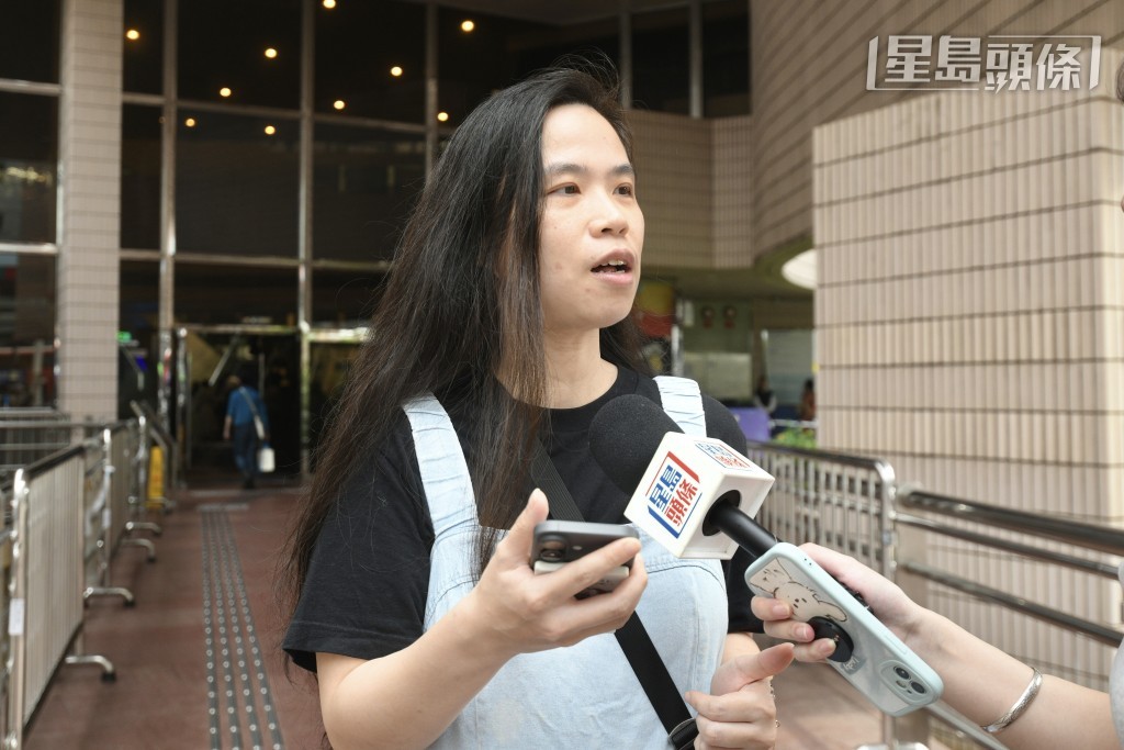 陳小姐得知有港人參與載人任務後感到很高興,「為首位港產太空人感到自豪」。 陳小姐得知有港人參與載人任務後感到很高興,「為首位港產太空人感到自豪」。