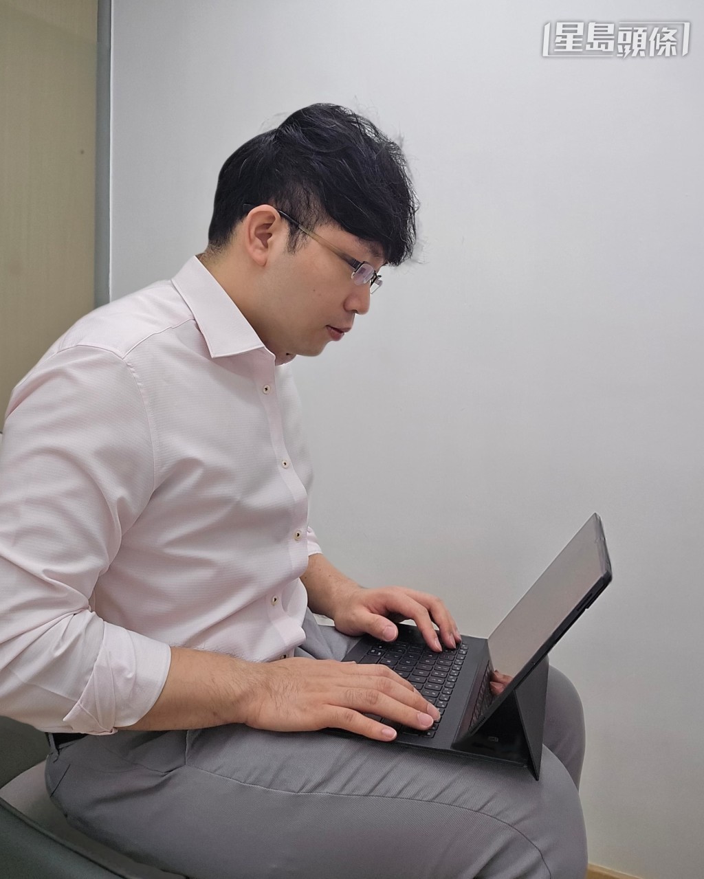 錯誤姿勢：螢幕水平過低，需低頭工作。（物理治療師程鈞筵提供）