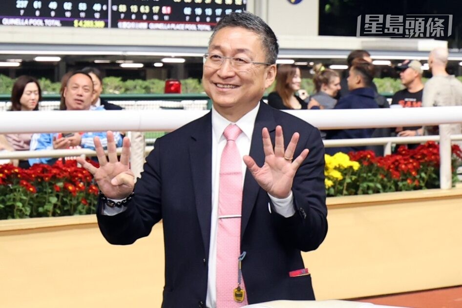 呂健威慶祝第九百場頭馬的里程碑。