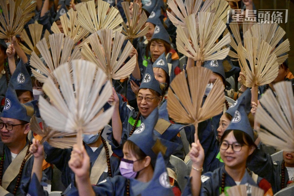 參加者齊齊舉起濟公葵扇。蘇正謙攝 參加者齊齊舉起濟公葵扇。蘇正謙攝