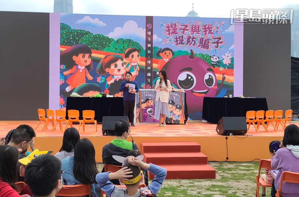 由香港教育大學幼兒教育學系師生主講的讀書會，吸引不少家庭坐下留心聽故事。