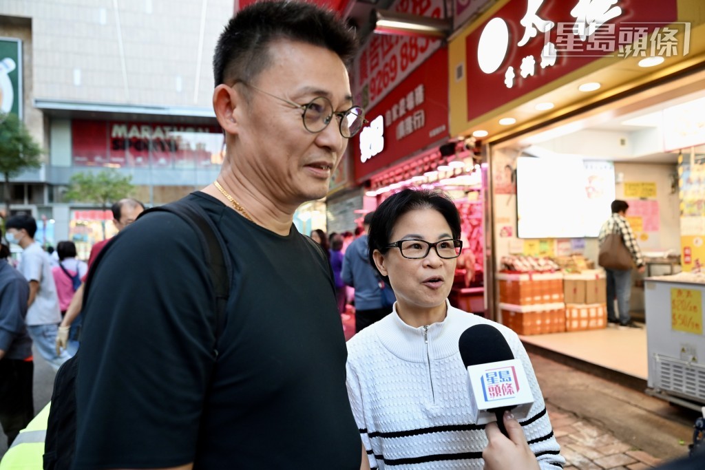 張生張太表示，今天主要買了粟米、蓮藕等食材準備煲湯，海鮮類留待明天一早到街市購買，「（海鮮）要即刻食才新鮮。」