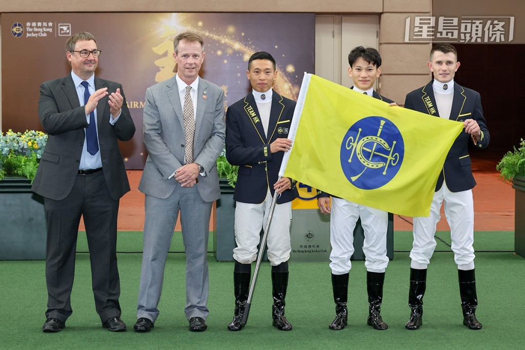 何泽尧、周俊乐和霍宏声 (由中至右) 将代表「香港队」,于下月八日在英国雅士谷马场出战识价杯,届时这支三人队伍将与多位全球顶尖骑师在国际舞台上同场较技。 何泽尧、周俊乐和霍宏声 (由中至右) 将代表「香港队」,于下月八日在英国雅士谷马场出战识价杯,届时这支三人队伍将与多位全球顶尖骑师在国际舞台上同场较技。