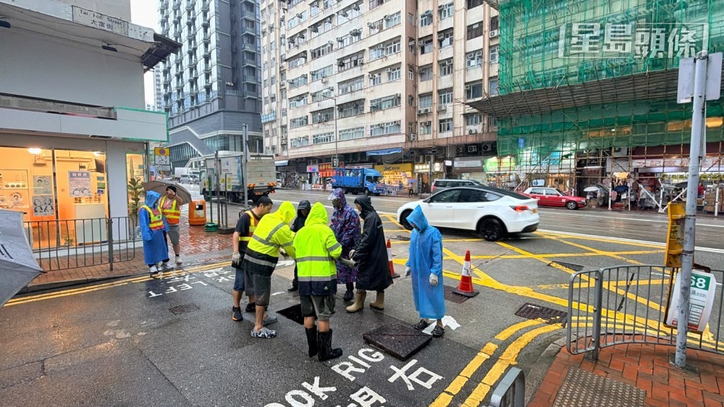 水務員人員正進行善後工作。 水務員人員正進行善後工作。