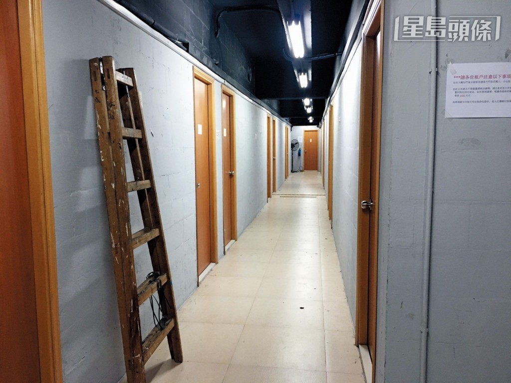 政府推動簡樸房,部分住宅劏房戶或會轉往工廈劏房等違規單位。資料圖片 政府推動簡樸房,部分住宅劏房戶或會轉往工廈劏房等違規單位。資料圖片