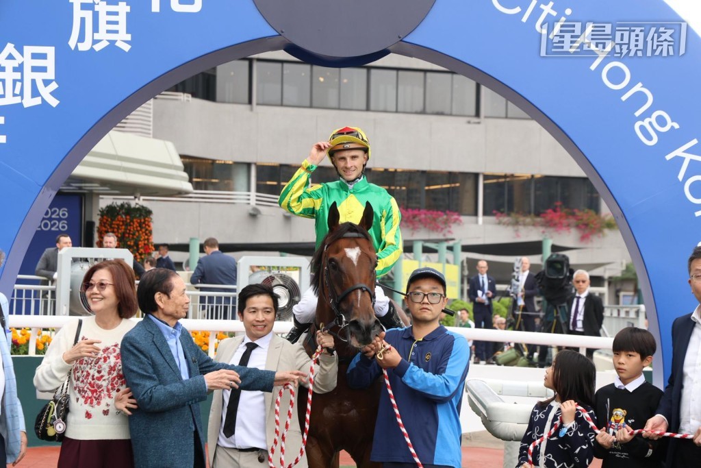 剛周日沙田賽事,桂福特憑「奇異歡星」(圖) 贏馬,此馬原定也是由田泰安騎,希威森冷手執個熱煎堆建功。 剛周日沙田賽事,桂福特憑「奇異歡星」(圖) 贏馬,此馬原定也是由田泰安騎,希威森冷手執個熱煎堆建功。