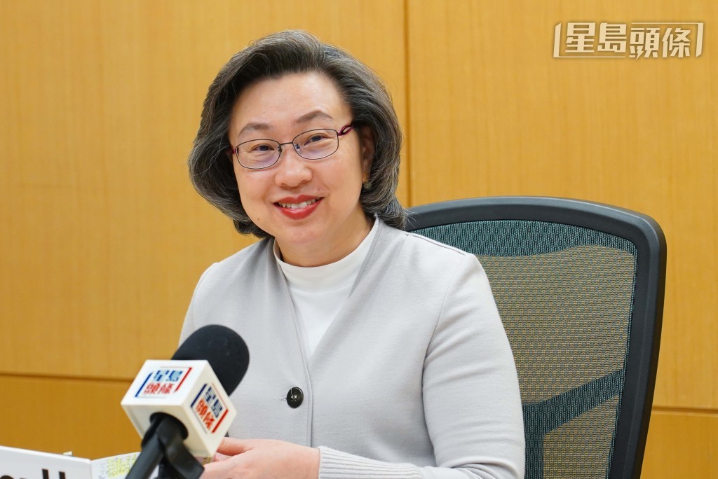 楊何蓓茵指公務員學院的培訓中，涵蓋對《憲法》、《基本法》、「一國兩制」的認識，新入職的公務員更要在3年試用期完結前到內地培訓，認識國家的發展。