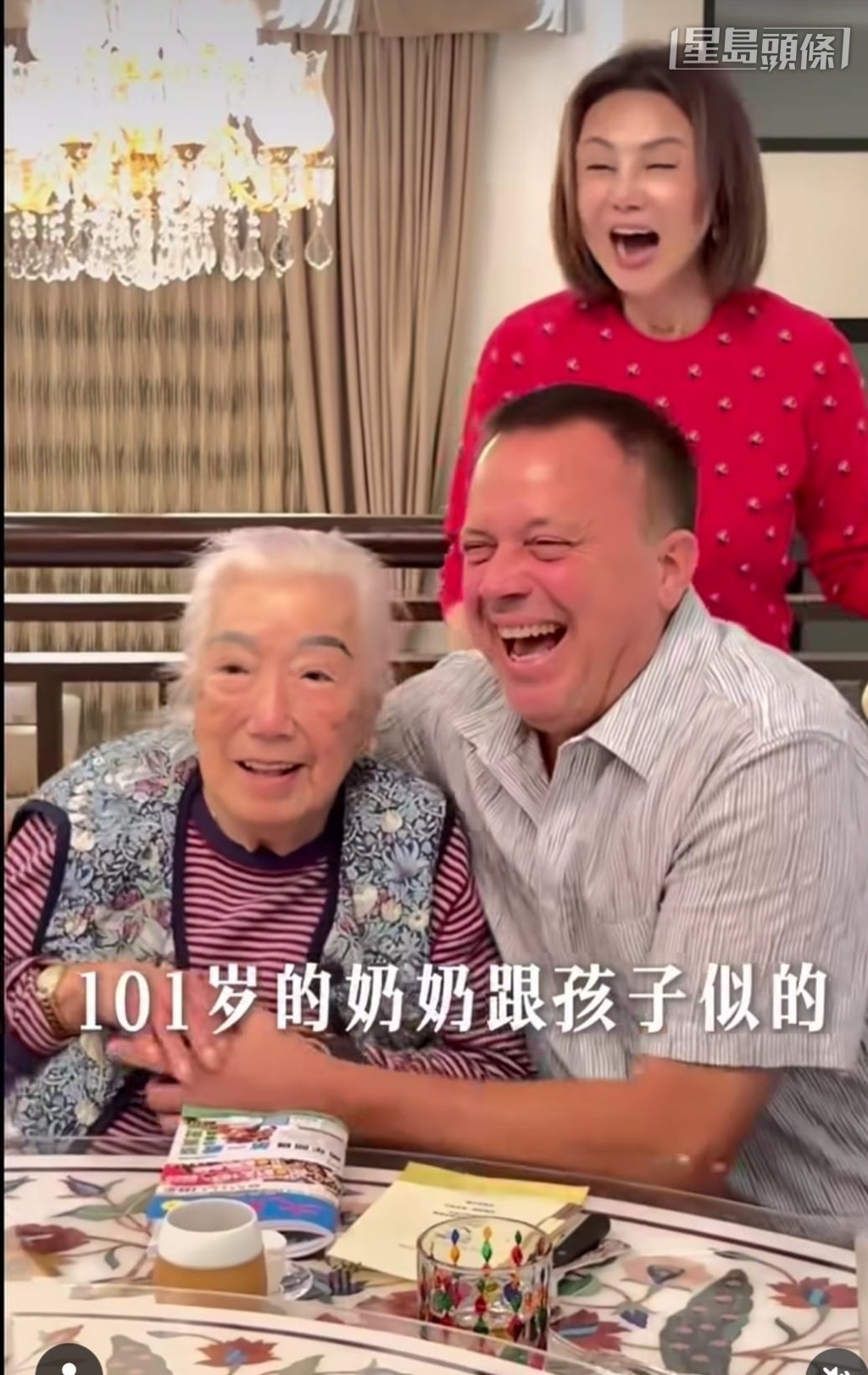 近日謝玲玲 (紅衫) 分享了她為兒子林孝賢慶祝生日的短片,片中所見,101歲的前奶奶林余寶珠 (左) 也有參與,精神奕奕。相片截圖來源: 謝玲玲IG@hlingling 近日謝玲玲 (紅衫) 分享了她為兒子林孝賢慶祝生日的短片,片中所見,101歲的前奶奶林余寶珠 (左) 也有參與,精神奕奕。相片截圖來源: 謝玲玲IG@hlingling