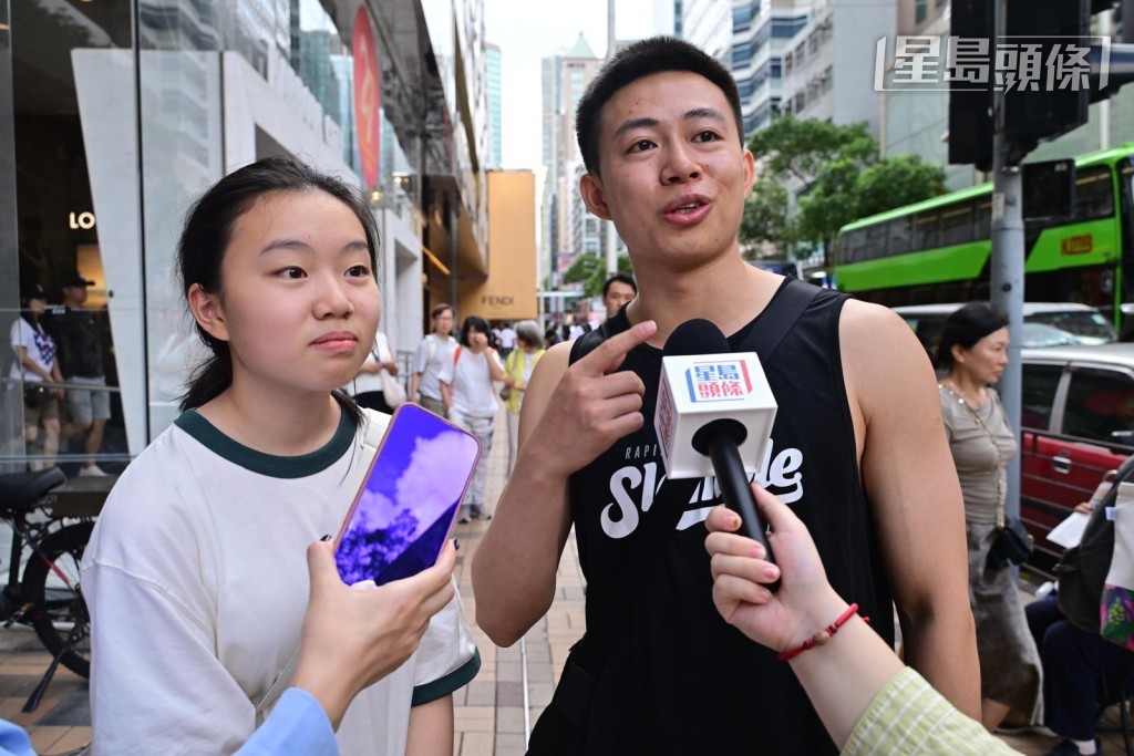 王先生与女友表示，来香港“看到喜欢的就买吧，有需要就会消费，我们来香港其中一个目的也是买买东西”。