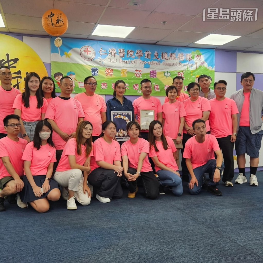 王賢訊和仁濟慈善大使藝人Ali李佳芯,一起參與中秋探訪學前兒童活動。 王賢訊和仁濟慈善大使藝人Ali李佳芯,一起參與中秋探訪學前兒童活動。