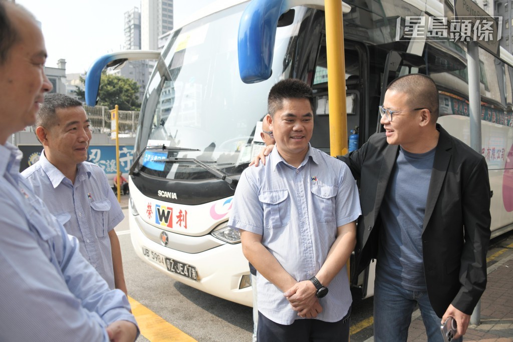 张剑平（右一）有信心跨境巴外劳司机合格率不会低。 黄伟强摄