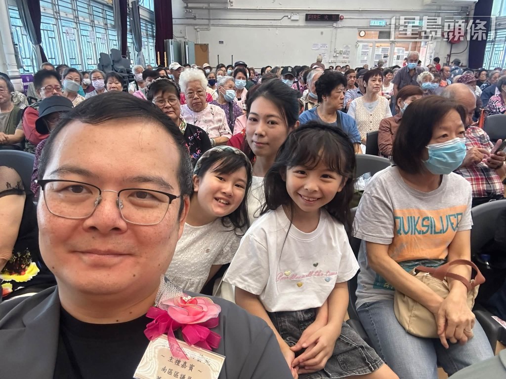 「寶成」系馬主蕭煒忠相信身教的重要性,不時和太太及兩位女兒參與義務工作,教育下一代關心社群。相片來源:蕭煒忠IG 「寶成」系馬主蕭煒忠相信身教的重要性,不時和太太及兩位女兒參與義務工作,教育下一代關心社群。相片來源:蕭煒忠IG