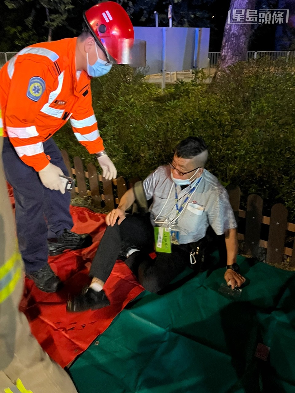 傷者席地待救。黃俊華攝