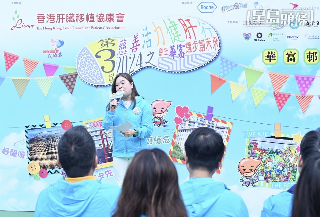 罗淑佩指会再安排与全体南区区议员介绍和解释华富村的重建细节。钟健华摄