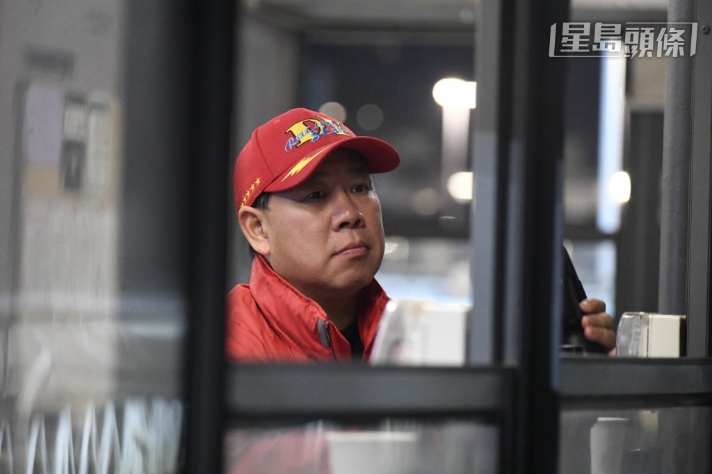 叶楚航 (图) 细心地观看「香港精神」(D241) 操练。 叶楚航 (图) 细心地观看「香港精神」(D241) 操练。