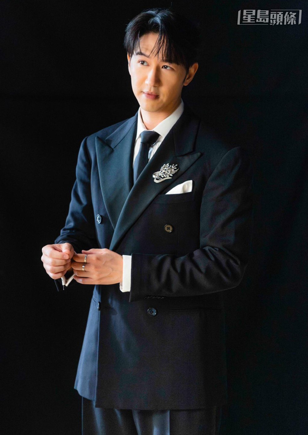 开幕表演将于当日早上11时15分在沙田马场马匹亮相圈举行，著名唱作歌星冯允谦首度献唱，为全日盛事揭开序幕，并兼任「时尚赛马日」形象大使及「最佳服饰大奖」评审之一。