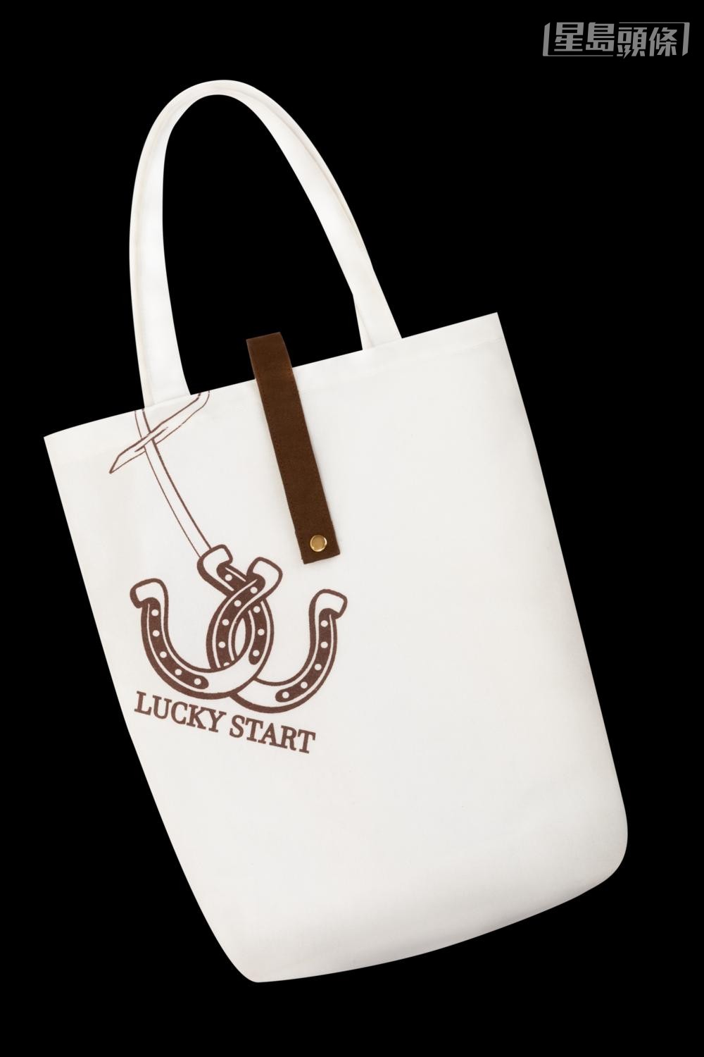 今日在沙田马场举行「好运1月1」赛马日，入场人士可观赏精彩赛事之余，另可获赠指定「好运手提袋」（图），兼大玩有奖游戏。