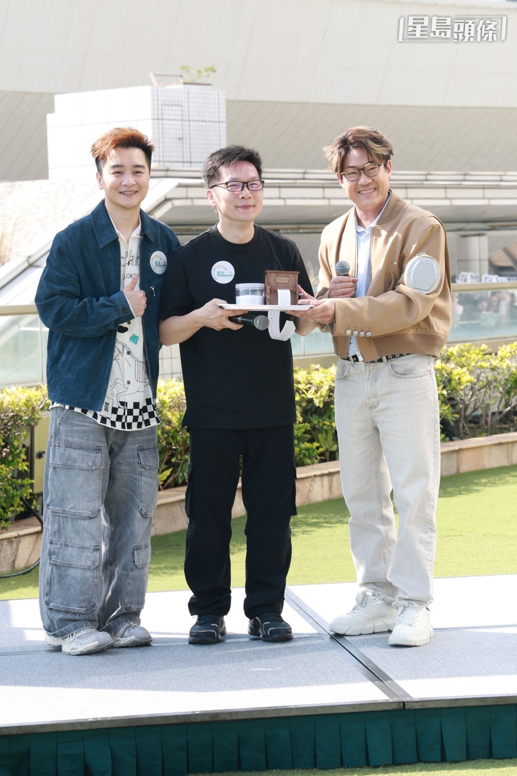 羅啟豪和譚輝智送禮物給音樂總監趙增熹。