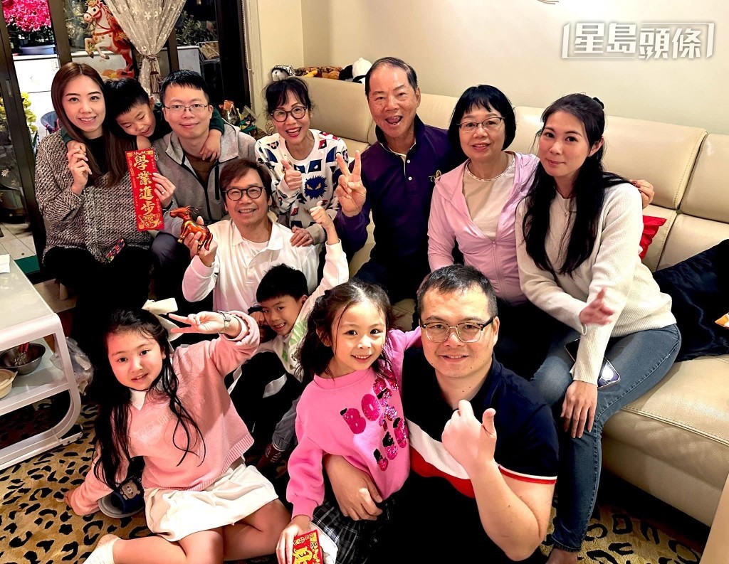 萧炜忠日前在他的社交平台,分享了他和家人和彭健新一起吃晚饭的开心相片,恭贺新春!相片来源:马主萧炜忠ig 萧炜忠日前在他的社交平台,分享了他和家人和彭健新一起吃晚饭的开心相片,恭贺新春!相片来源:马主萧炜忠ig