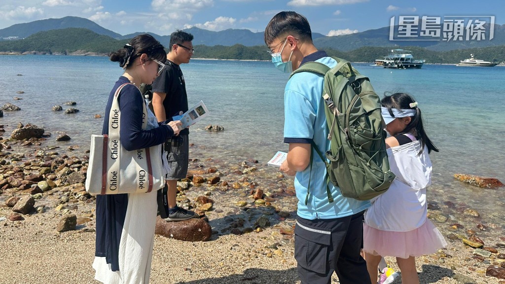 漁護署、海事處及警方於10月5日起展開一連4天的聯合行動,派出船隻及人員於西貢公眾碼頭、橋咀洲及廈門灣一帶巡邏,向船家及遊客派發宣傳單張,提醒他們愛護自然。資料圖片 漁護署、海事處及警方於10月5日起展開一連4天的聯合行動,派出船隻及人員於西貢公眾碼頭、橋咀洲及廈門灣一帶巡邏,向船家及遊客派發宣傳單張,提醒他們愛護自然。資料圖片