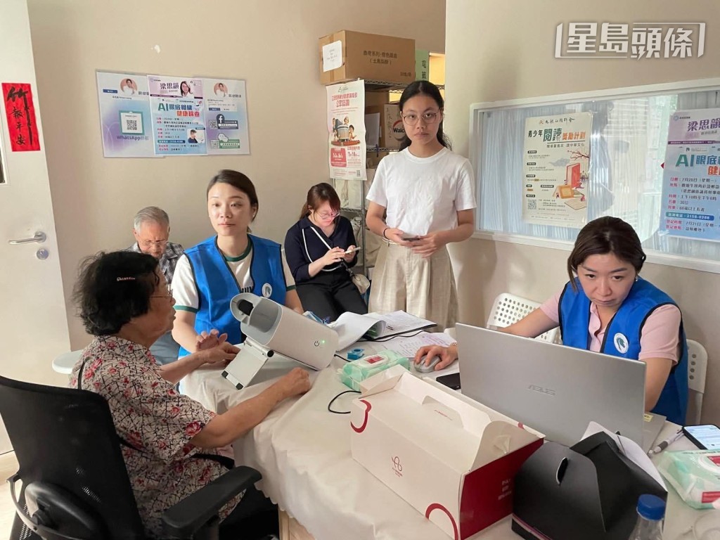 透過專業檢查,評估長者患青光眼、糖尿眼、高血壓、血管硬化及認知障礙的風險,實踐「早發現、早預防」的健康理念。相片來源:「香港愛馬女仕協會」Facebook 透過專業檢查,評估長者患青光眼、糖尿眼、高血壓、血管硬化及認知障礙的風險,實踐「早發現、早預防」的健康理念。相片來源:「香港愛馬女仕協會」Facebook