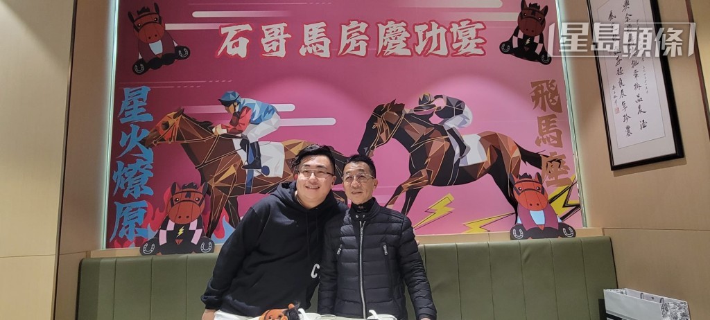 陶樺瑋 (左) 除養有團體馬「飛馬座」、「丞匡掠影」外,還和太太陳綺翹養有「黃金蟬聯」及M028,四駒均交由徐雨石 (右) 訓練。 陶樺瑋 (左) 除養有團體馬「飛馬座」、「丞匡掠影」外,還和太太陳綺翹養有「黃金蟬聯」及M028,四駒均交由徐雨石 (右) 訓練。