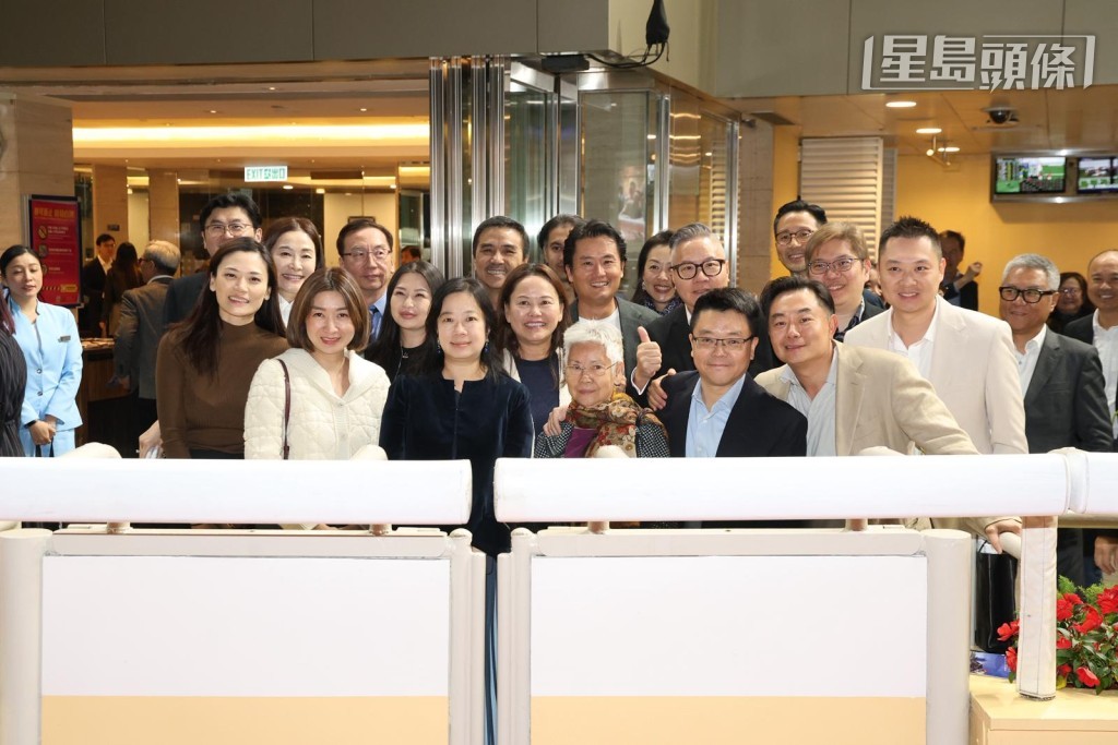 「喵喵怪」上場配周俊樂贏馬,賽後馬主廖舜康受訪時提到,原來周俊樂之前也曾經為他另一匹愛駒「水箭龜」建功,可見雙方合作愉快。 「喵喵怪」上場配周俊樂贏馬,賽後馬主廖舜康受訪時提到,原來周俊樂之前也曾經為他另一匹愛駒「水箭龜」建功,可見雙方合作愉快。