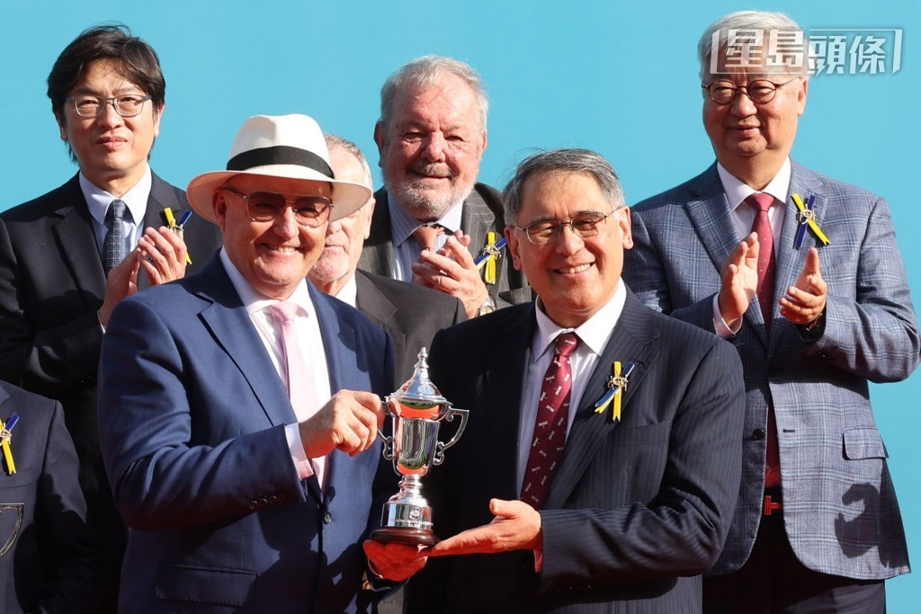 大衛希斯 (左) 曾於2003年憑廄下「勝威旺」勝出香港打吡大賽。 大衛希斯 (左) 曾於2003年憑廄下「勝威旺」勝出香港打吡大賽。