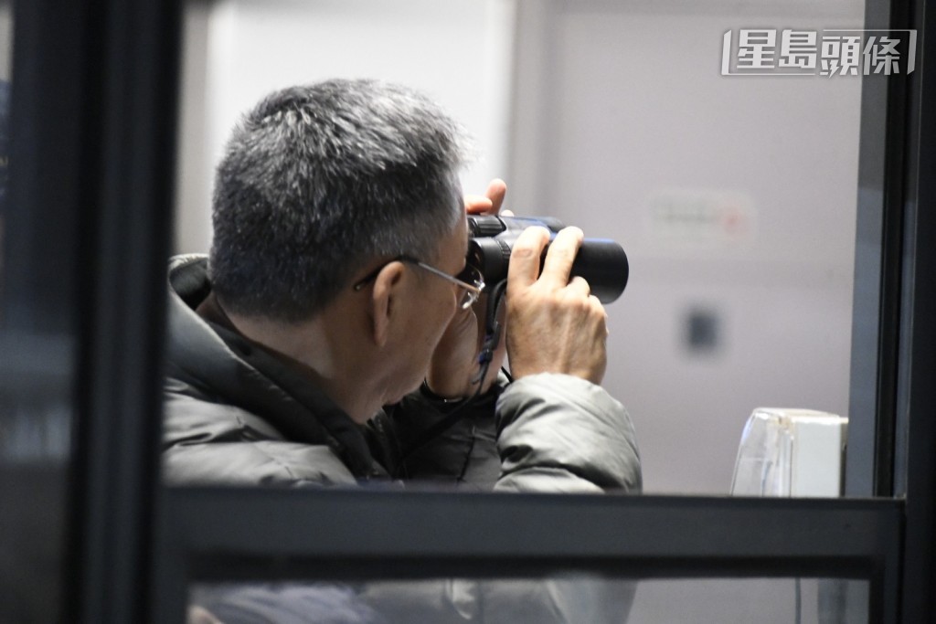 「龍傲綾羅」由何澤堯親自主試,期間威哥 (圖) 舉起望遠鏡睇實,話唔定今仗可來個大變身。 「龍傲綾羅」由何澤堯親自主試,期間威哥 (圖) 舉起望遠鏡睇實,話唔定今仗可來個大變身。