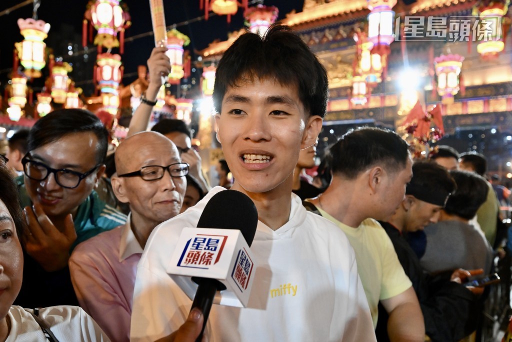 排頭位的幼稚園老師陳先生自凌晨3時便到場排隊,逗留逾20小時。他連續兩年排得頭位。 排頭位的幼稚園老師陳先生自凌晨3時便到場排隊,逗留逾20小時。他連續兩年排得頭位。